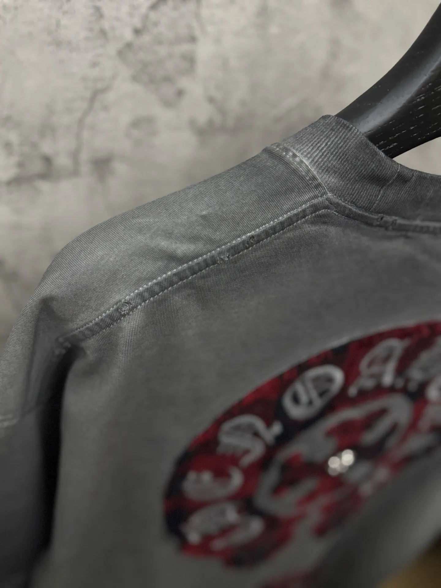 P240 top version, real shot without P, ​​different from market currency) 𝗖𝗵𝗿𝗼𝗺𝗲 𝗛𝗲𝗮𝗿𝘁𝘀/Croxin 2026 spring new original single counter American washed patch embroidered couple short sleeves 👑The highest version! Customized fabric 320 grams, washed and fried. Best-selling model at the counter. Very comfortable to wear. Accessories: Original molded and authenticated collar label➕100% silk wash label. Genuine purchase-grade original hangtag➕matching hanging rope➕3D hanging beads➕original packaging bag. Craftsmanship: The original version has consistent wiring! The highest version of the armhole matching technique! Color: Gray Size: S M L XL Style No.: 5208